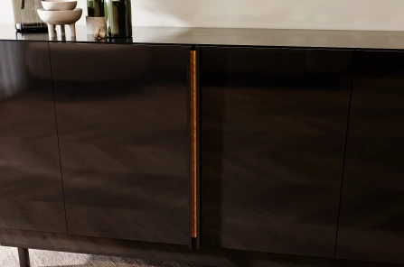 Elegancka czarna komoda Dancan ARTEMISA ze złotymi dodatkami / szer. 163 cm