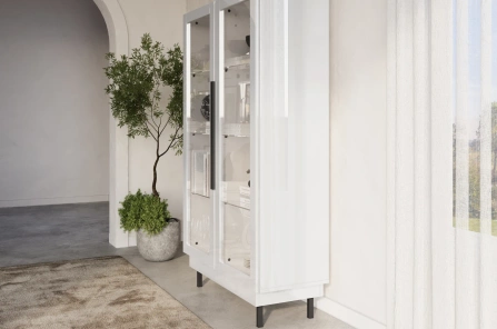 Elegancka biała witryna Dancan ARTEMISA ze złotymi dodatkami / szer. 100 cm