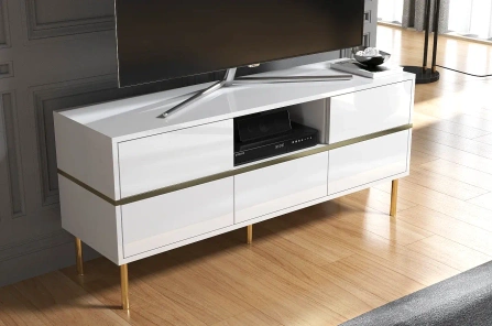 Elegancka biała komoda RTV Dancan MARIKA ze złotymi dodatkami / szer. 137,5 cm