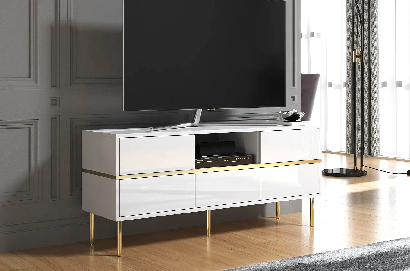 Elegancka biała komoda RTV Dancan MARIKA ze złotymi dodatkami / szer. 137,5 cm