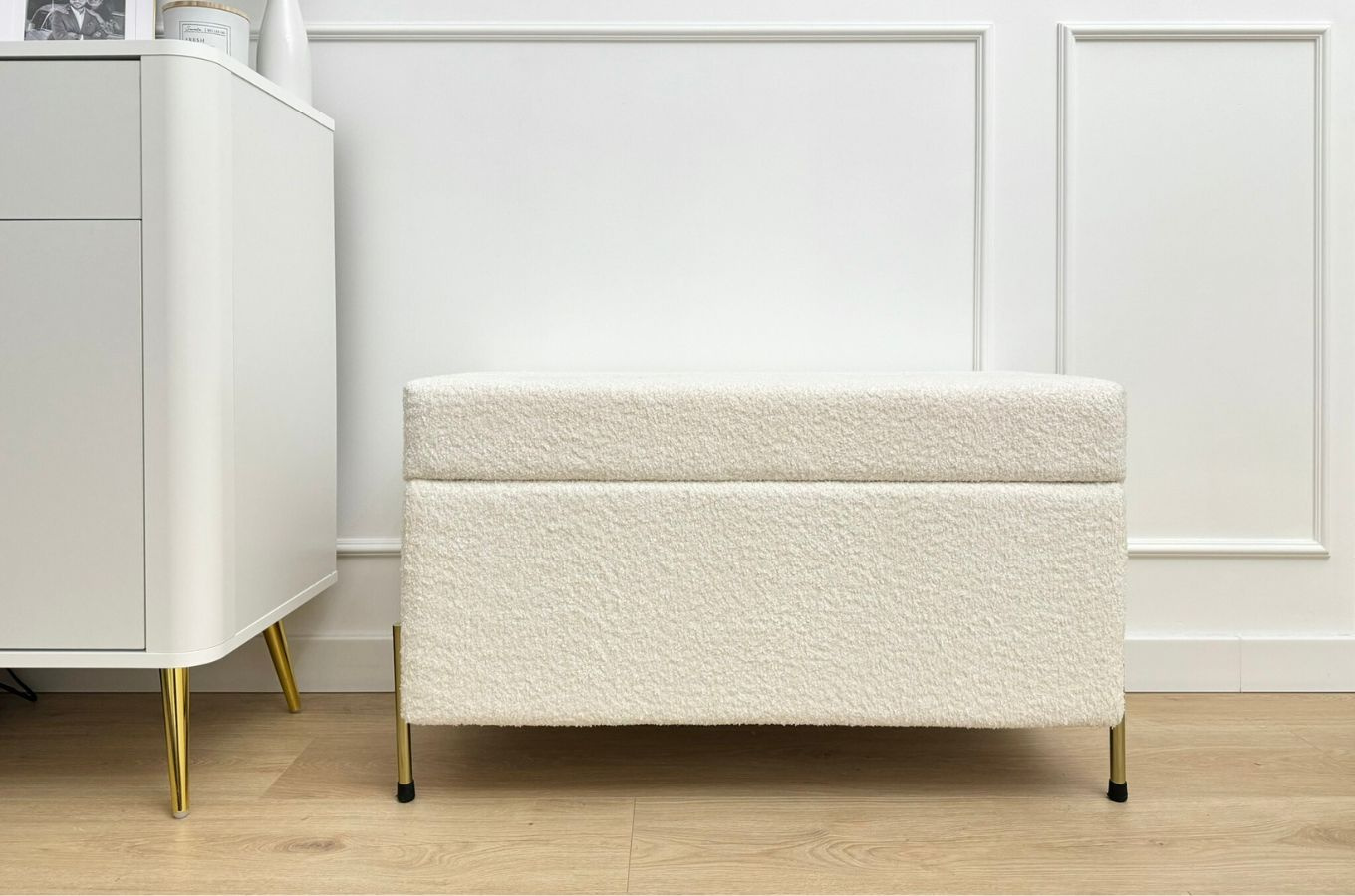 Tapicerowana ławka Dancan BORGO w tkaninie boucle z pojemnikiem, na złotych metalowych nogach