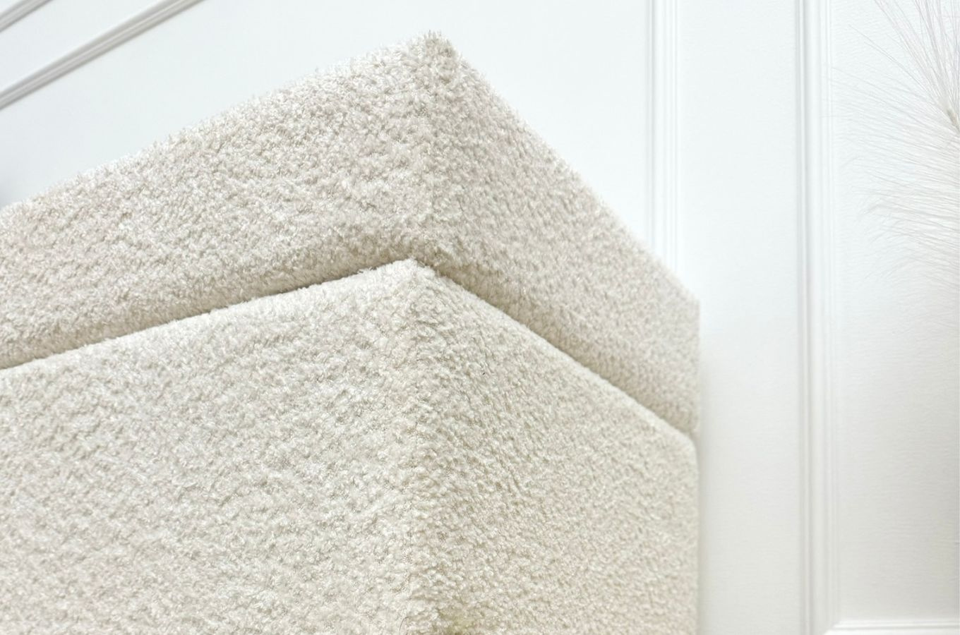 Tapicerowana ławka Dancan BORGO w tkaninie boucle z pojemnikiem, na złotych metalowych nogach