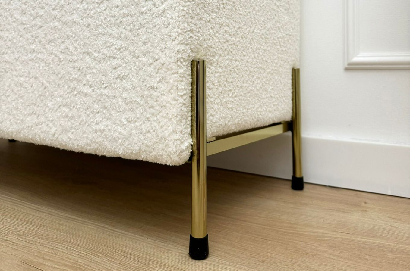 Tapicerowana ławka Dancan BORGO w tkaninie boucle z pojemnikiem, na złotych metalowych nogach